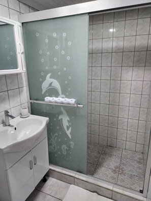Dusj, hårføner, håndklær og såpe