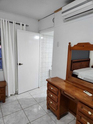 1 bedroom, iron/ironing board, WiFi, bed sheets - Cozy Apartment,  for a relaxing, breath taking experience.  Home away from home. (Willemstad)