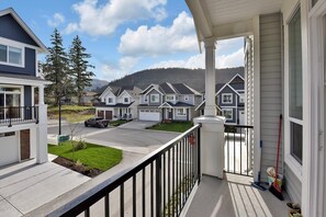 Property grounds - Minutes away from Vedder river, trails & parks, this 3 bed + den home is purfect (Chilliwack)