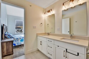 Interior - Minutes away from Vedder river, trails & parks, this 3 bed + den home is purfect (Chilliwack)