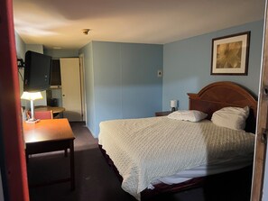 Room, 1 King Bed, Non Smoking | 1 bedroom, desk, free WiFi, bed sheets