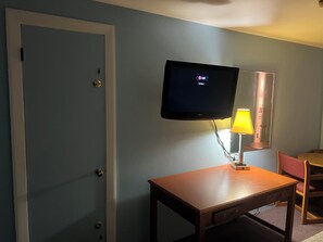 客房, 1 张特大床, 无烟房 | 办公桌、免费 WiFi、床单