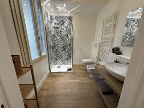 Dusche, Haartrockner, Bidet, Handtücher