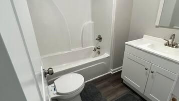 Serviettes fournies, savon, shampoing, papier toilette