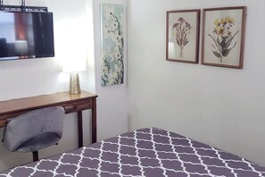 1 bedroom, iron/ironing board, free WiFi, bed sheets - B-town Overlook (Bloomington)
