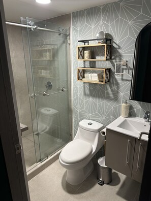 HandtĂŒcher, Seife, Shampoo, Toilettenpapier