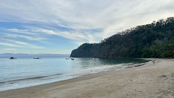 Beach nearby, sun loungers, beach towels