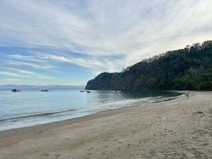 Beach nearby, sun-loungers, beach towels