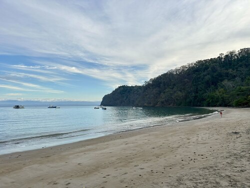 Punta Verde!  Your cozy 3-bedroom condo steps away from Playa Mantas: sleeps 6.