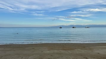 Beach nearby, sun-loungers, beach towels
