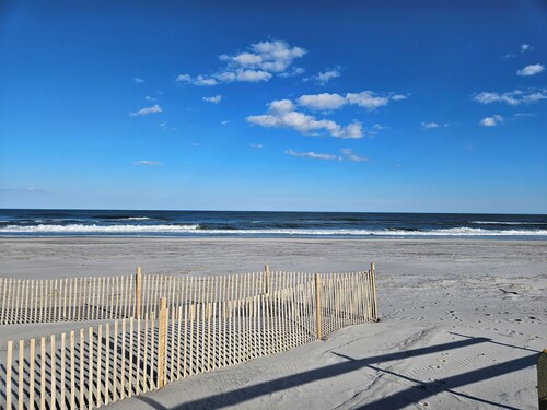 < 350 ft to Beach/Ocean View/Family Friendly/Elevator/Linens Included