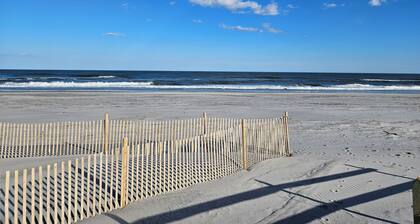 < 350 ft to Beach/Ocean View/Family Friendly/Elevator/Linens Included