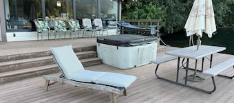 Cozy Cabin on Lake Sutherland with hot tub, huge dock and kayaks!