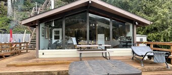 Cozy Cabin on Lake Sutherland with hot tub, huge dock and kayaks!