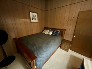 2 bedrooms, iron/ironing board, bed sheets - Cozy Cabin on Lake Sutherland with hot tub, huge dock and kayaks! (Port Angeles)