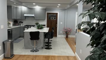 Frigorífic, microones, forn i placa de cuina