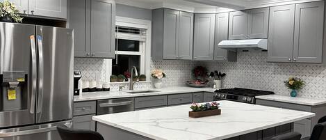 Réfrigérateur, micro-ondes, four, plaque de cuisson