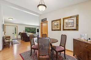 Dining - Conveniently located to Glacier Park, Whitefish Mountain and Flathead Lake. (Columbia Falls)