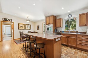 Fridge, microwave, oven, stovetop - Conveniently located to Glacier Park, Whitefish Mountain and Flathead Lake. (Columbia Falls)