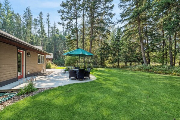 Outdoor dining - Conveniently located to Glacier Park, Whitefish Mountain and Flathead Lake. (Columbia Falls)