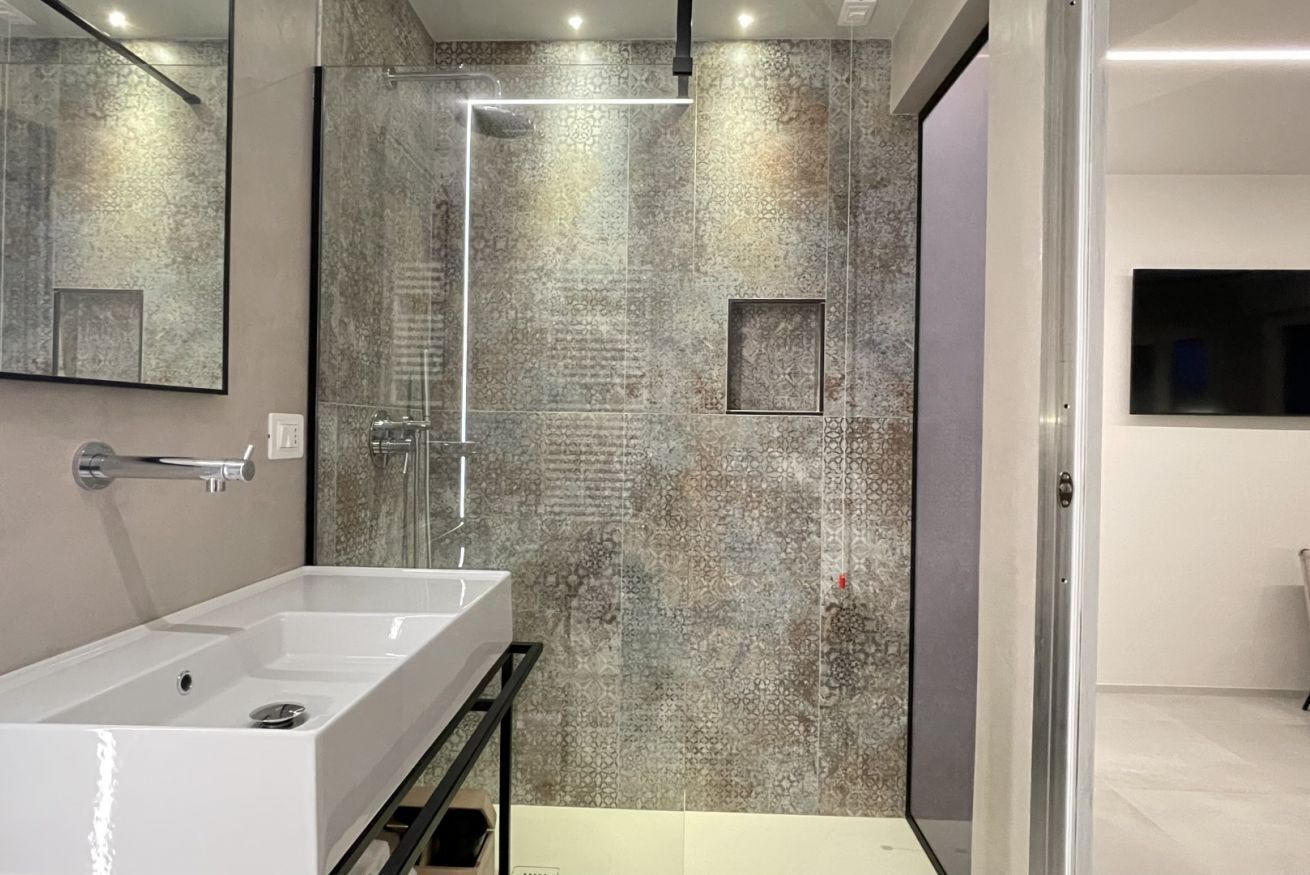 Douche, sèche-cheveux, bidet