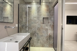 Dusche, Haartrockner, Bidet