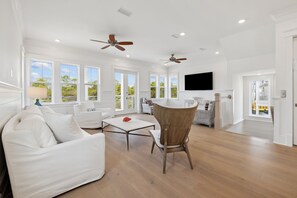 Smart TV - New luxury 4-bedroom house in fabulous scenic 30a, Santa Rosa Beach (Santa Rosa Beach)