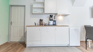 Cafetera/tetera, microondas, placa de cocina, tostadora