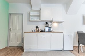 Jääkaappi, liesi, kahvin-/teenkeitin, vedenkeitin