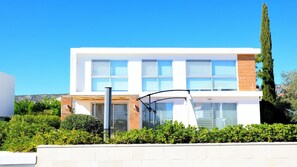Exterior - Villa Monza (Coral Bay)