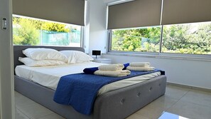 4 bedrooms, iron/ironing board, free WiFi, bed sheets - Villa Monza (Coral Bay)
