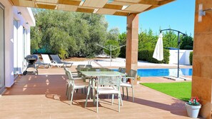 Outdoor dining - Villa Monza (Coral Bay)