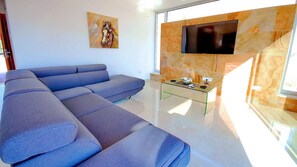 TV - Villa Monza (Coral Bay)