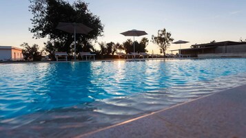 Piscina stagionale all'aperto, ombrelloni da piscina, lettini