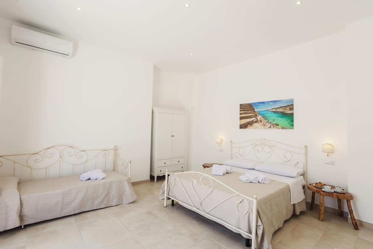 Triple Room | 1 bedroom, minibar, desk, soundproofing