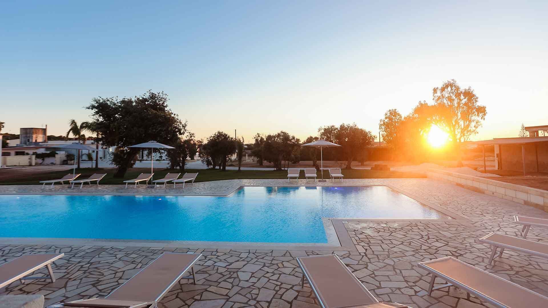 Sesongbasert utendørsbasseng, bassengparasoller og solsenger