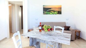 套房 | 起居區 | 32-吋平面電視，提供數位頻道