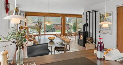 Lovely home in Mern with WiFi