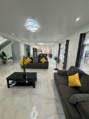 Smart TV - Luxury 4Bedroom, Private Gated Guest House - Welcome to tranquillity & Paradise! (St. Ann Parish)