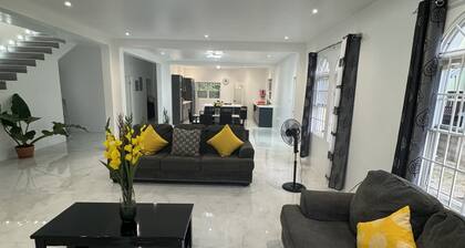 Luxury 4Bedroom, Private Gated Guest House - Welcome to tranquillity & Paradise!