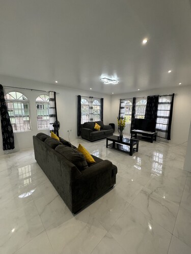 Luxury 4Bedroom, Private Gated Guest House - Welcome to tranquillity & Paradise!