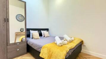 2 habitaciones, tabla de planchar con plancha y cuna de viaje