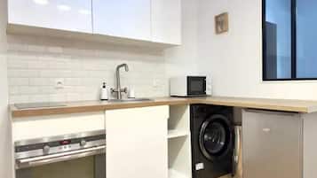 Microondas, horno, parrilla de estufa y utensilios de cocina