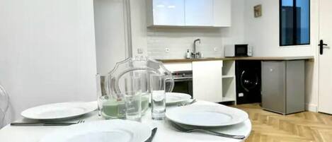 Microwave, oven, stovetop, cookware/dishes/utensils