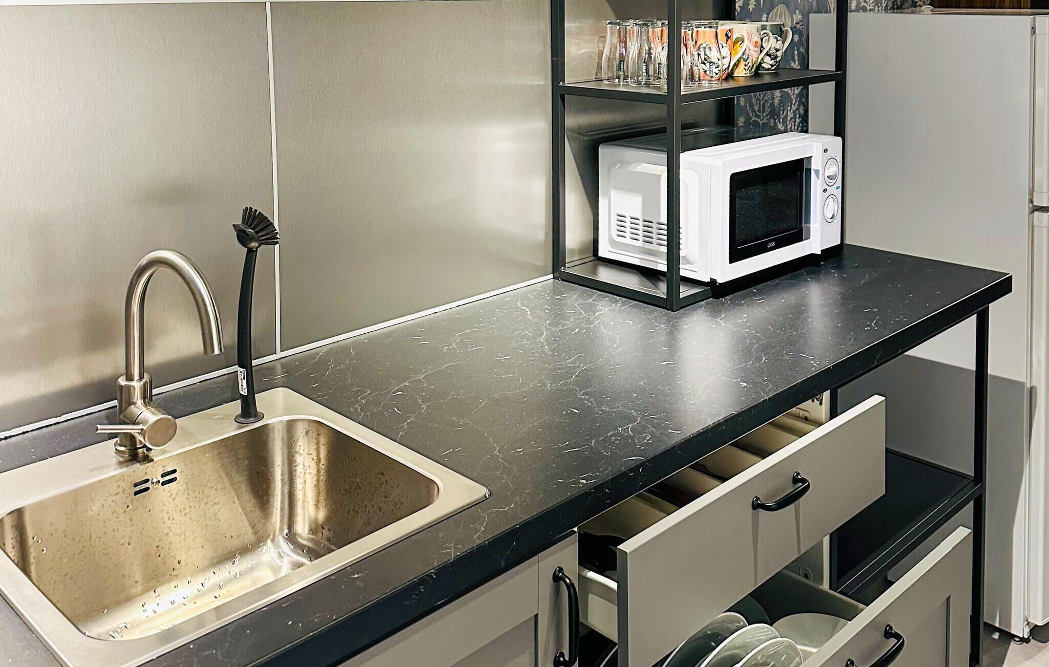 Kühlschrank, Ofen, Herdplatte, Wasserkocher mit Kaffee-/Teezubehör