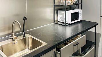 Fridge, oven, stovetop, coffee/tea maker