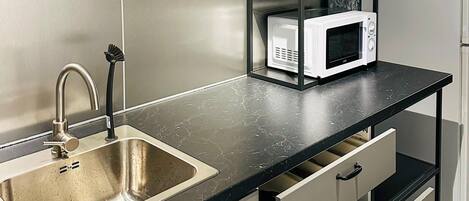 Kühlschrank, Ofen, Herdplatte, Wasserkocher mit Kaffee-/Teezubehör