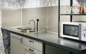 Kühlschrank, Mikrowelle, Ofen, Herdplatte