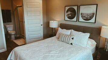 4 slaapkamers, een bureau, een strijkplank/strijkijzer, reisbedje