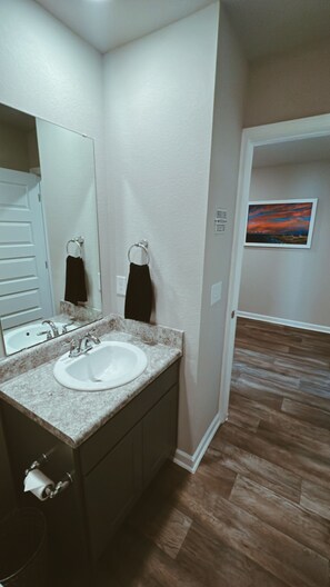 Hair dryer, towels, soap, shampoo - Cheerful and Clean 4 bdrm 2 bath Home - Sleeps 10 (Foley)